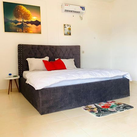 Namaste Hotel & Restaurant Либревил Екстериор снимка