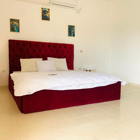 Namaste Hotel & Restaurant Либревил Екстериор снимка