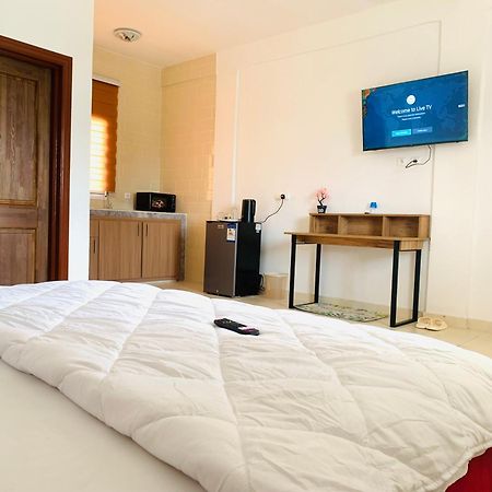 Namaste Hotel & Restaurant Либревил Екстериор снимка