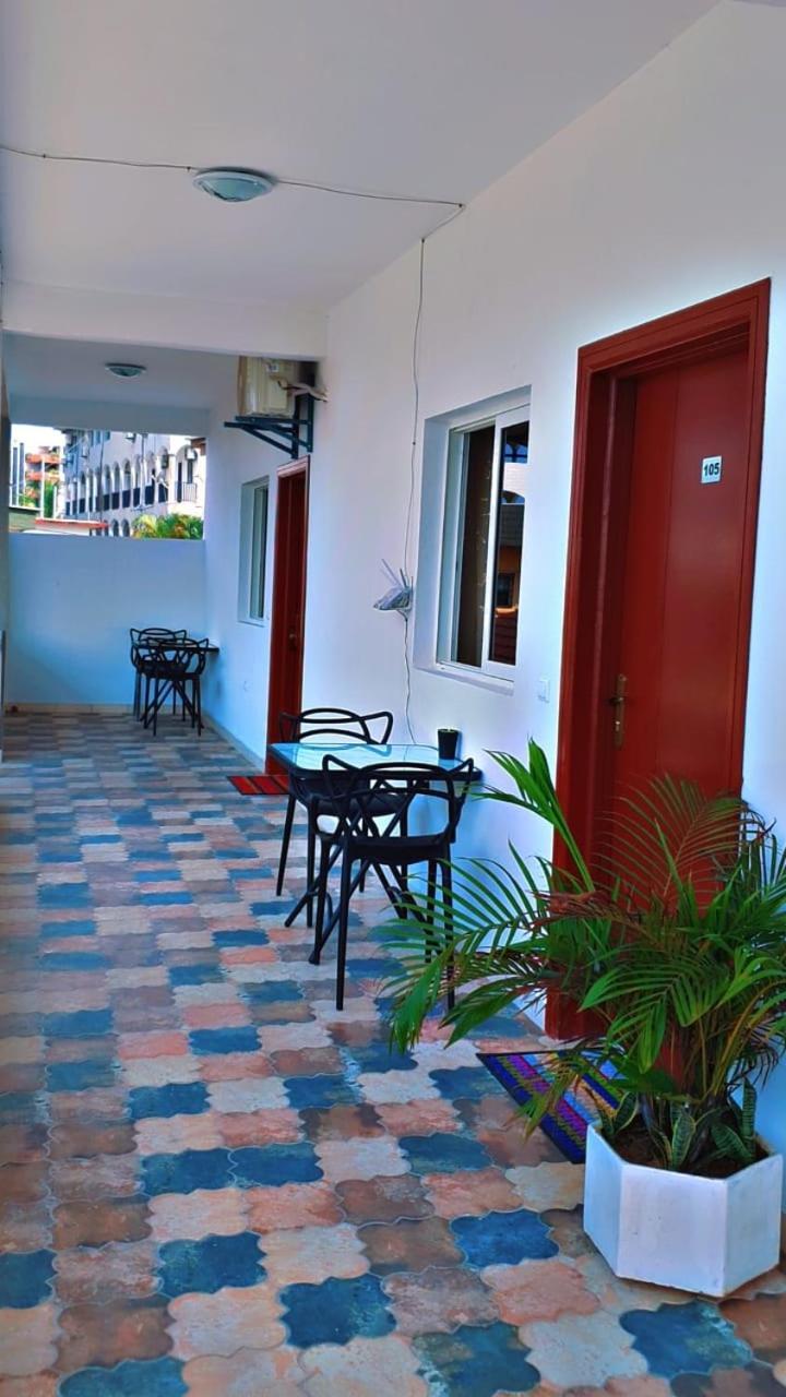 Namaste Hotel & Restaurant Либревил Екстериор снимка