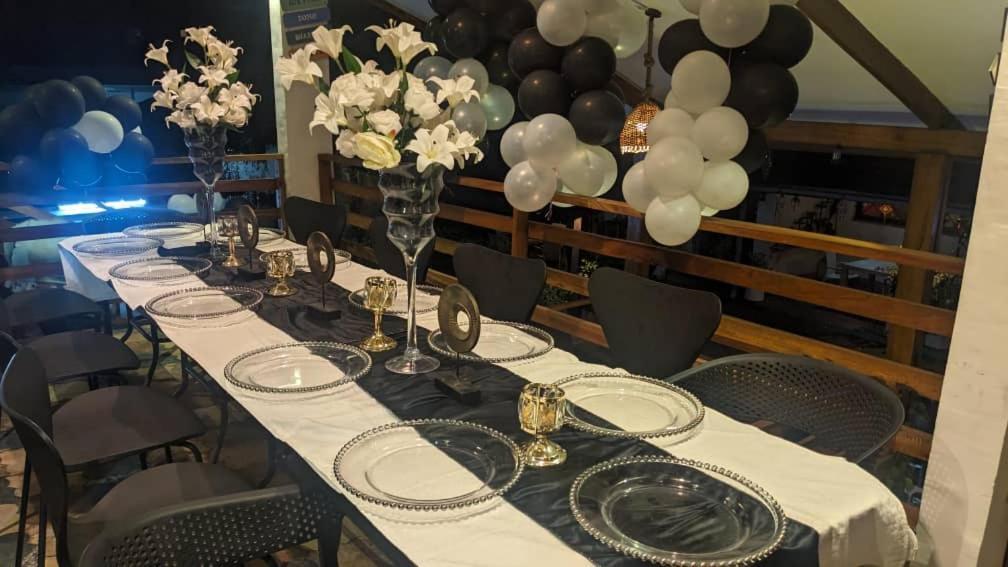 Namaste Hotel & Restaurant Либревил Екстериор снимка