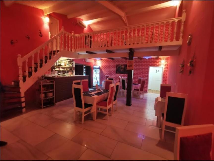 Namaste Hotel & Restaurant Либревил Екстериор снимка