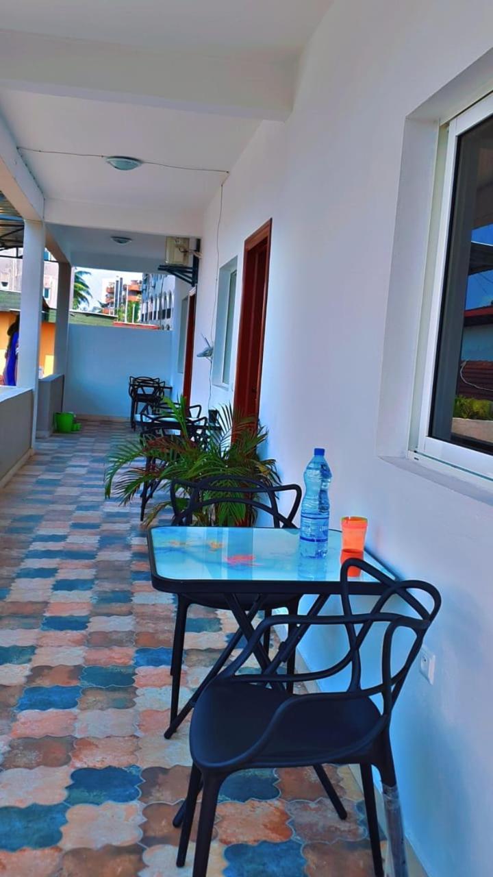 Namaste Hotel & Restaurant Либревил Екстериор снимка