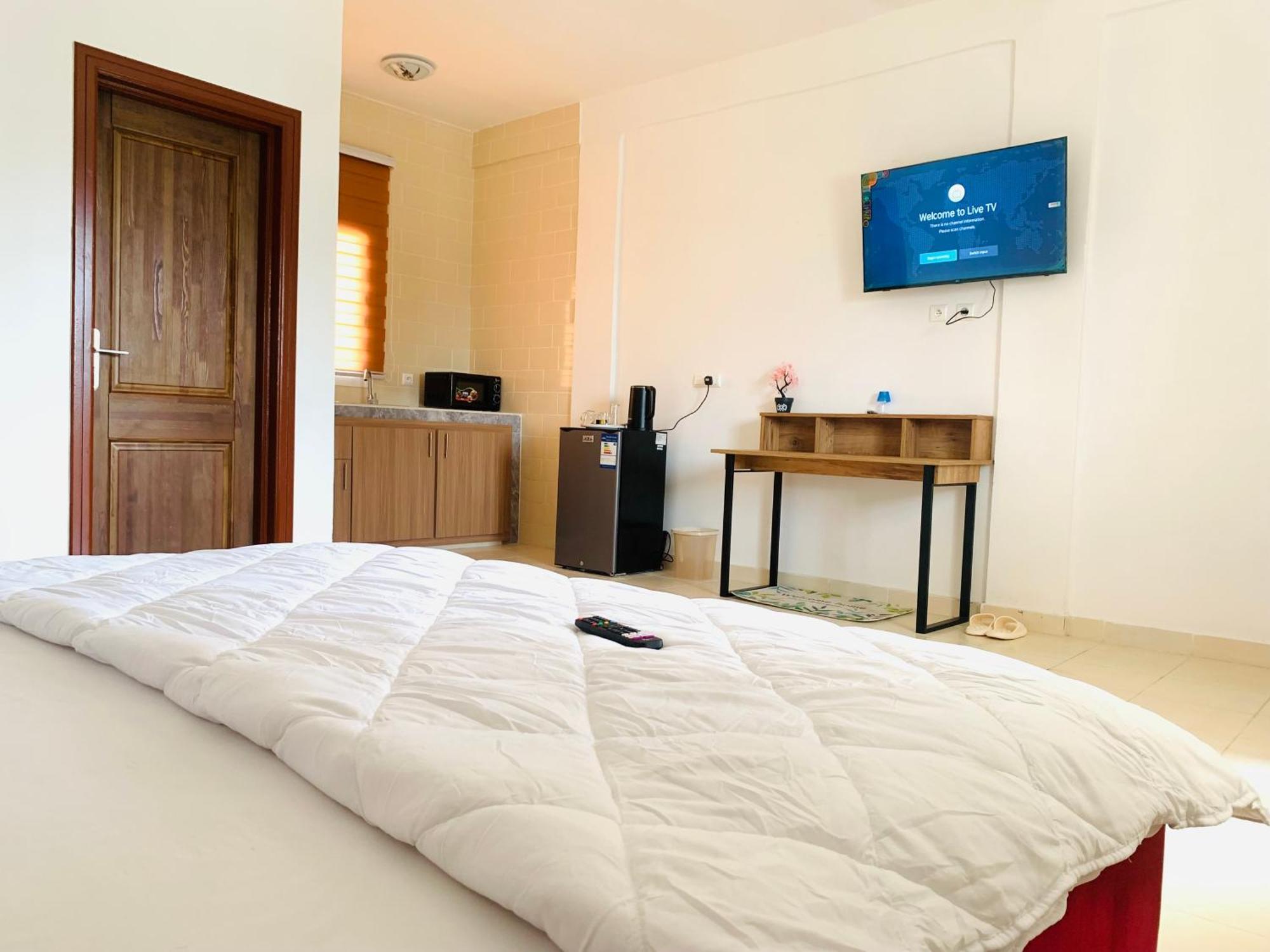Namaste Hotel & Restaurant Либревил Екстериор снимка