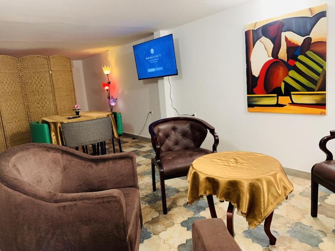 Namaste Hotel & Restaurant Либревил Екстериор снимка