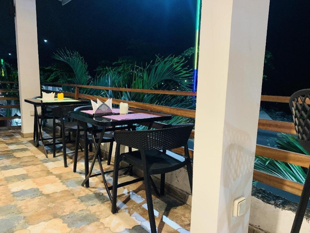 Namaste Hotel & Restaurant Либревил Екстериор снимка